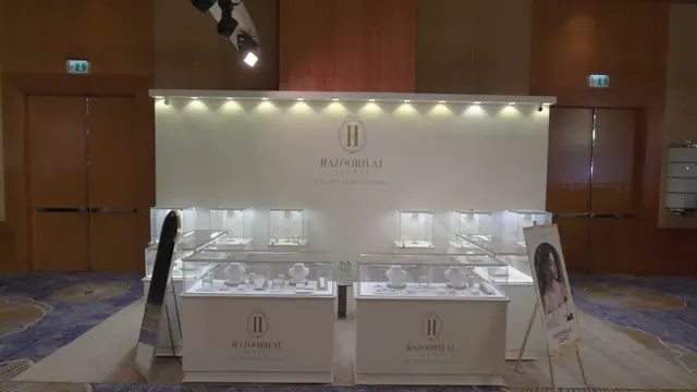 Display suite seen from the right, with mirror and branded counters